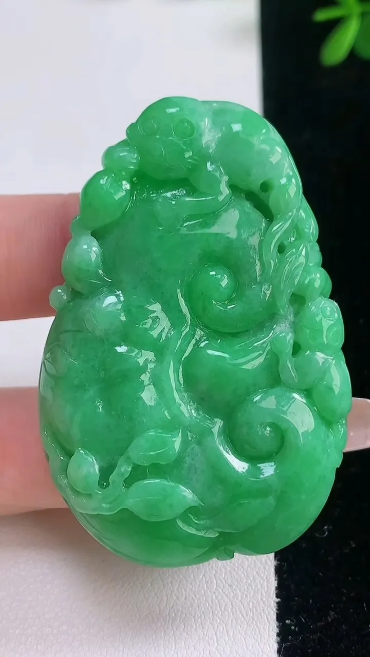 天然A货翡翠如意吊坠，尺寸56.6-37.2-8.3，重量:35.79g
12月21日