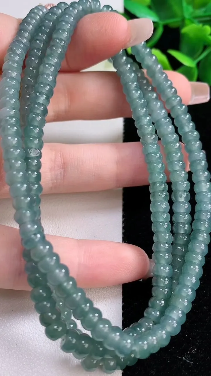 天然A货翡翠算盘珠项链，尺寸5.2-228颗，重:42.75g12月21日
工厂直销收藏佳品,种好水足，色泽均匀，有种有色，上手高大气！