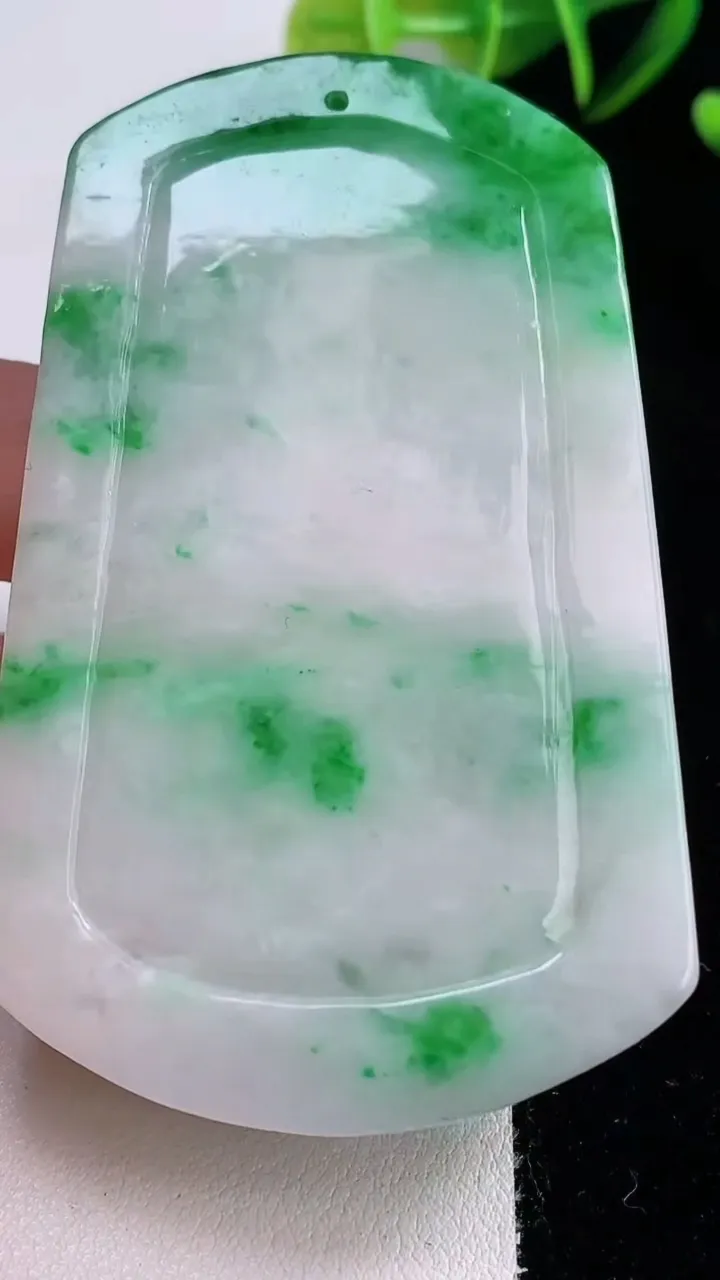 天然A货翡翠山水牌吊坠，尺寸74.3-45.7-13.2，重:96.15g
12月21日