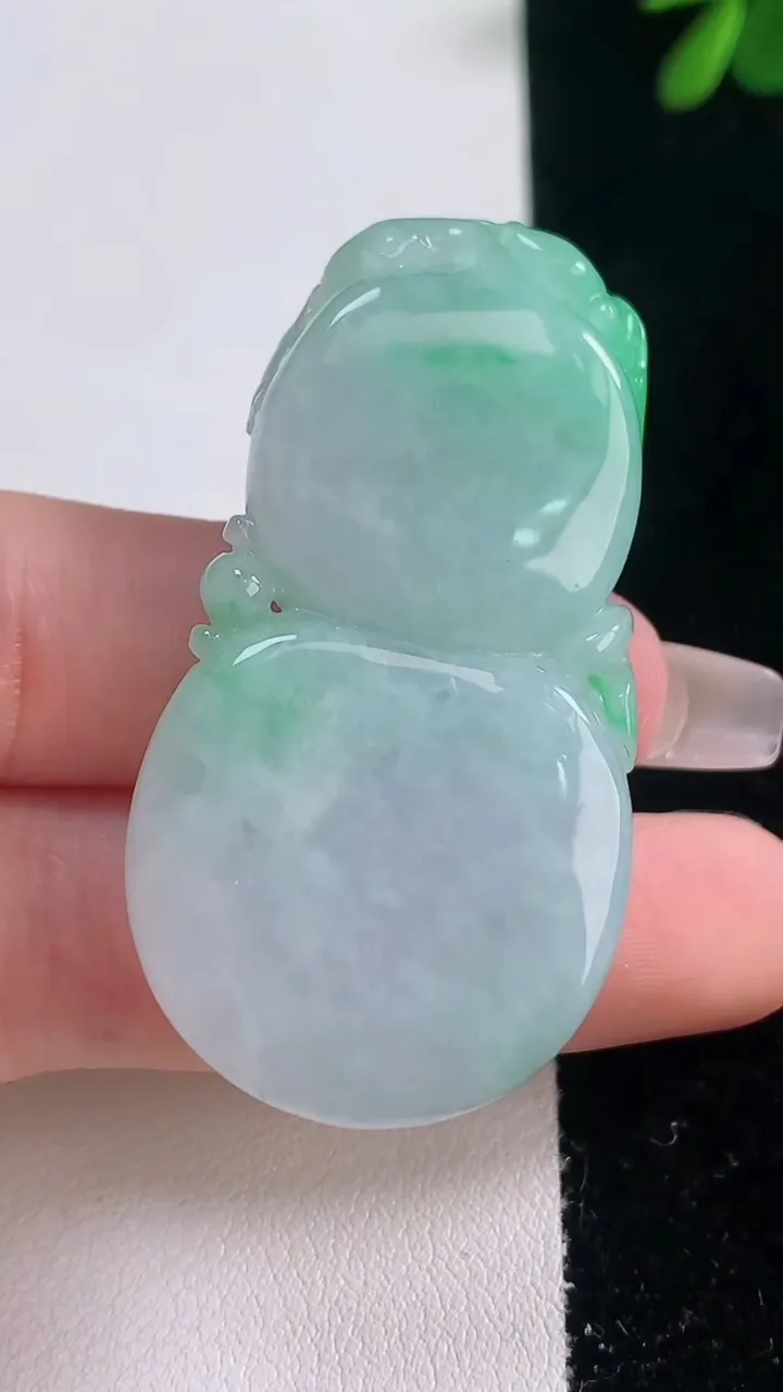 天然A货翡翠葫芦吊坠，尺寸49.6-26.3-11，重量:30.00g
12月21日