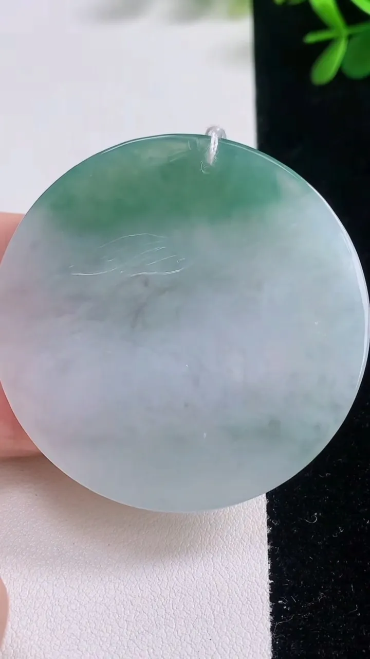 天然A货翡翠生肖兔吊坠，尺寸51.2-5.6，重量:30.66g
12月21日