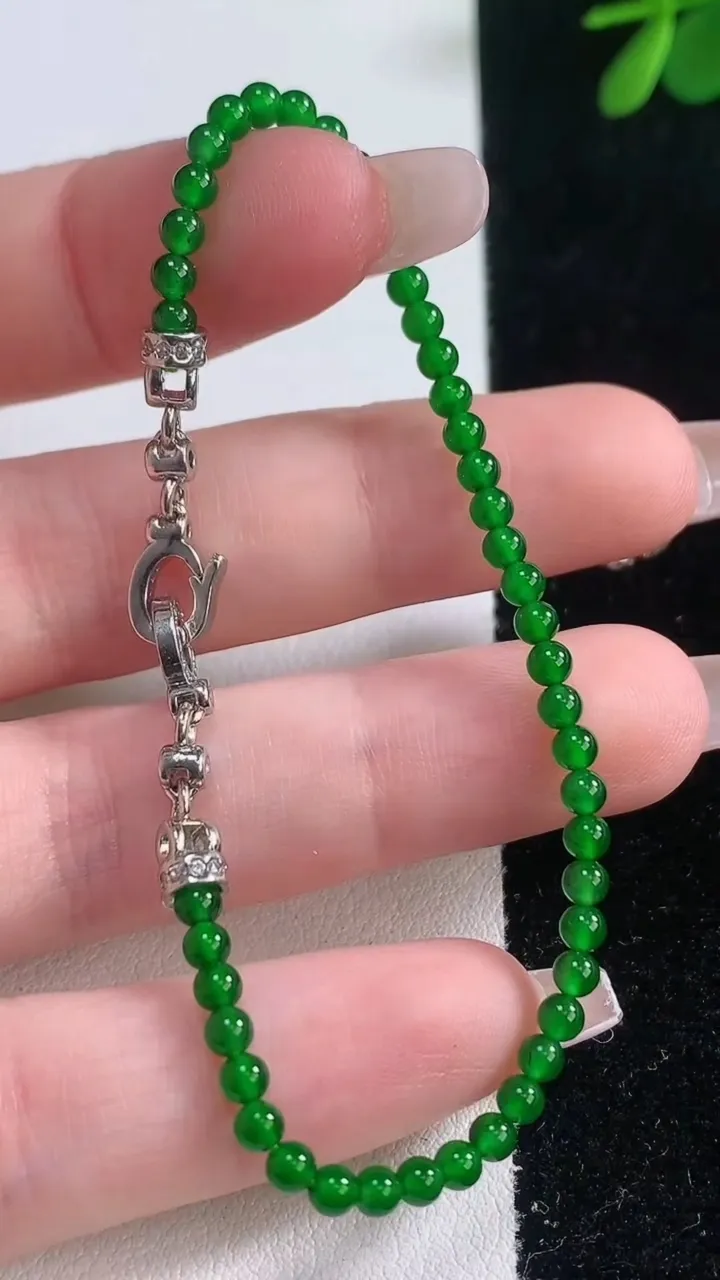 天然A货翡翠小米珠手串，尺寸2.9-49颗，重量:3.82g12月21日
工厂直销收藏佳品,种好水足，色泽均匀，有种有色，上手高大气！