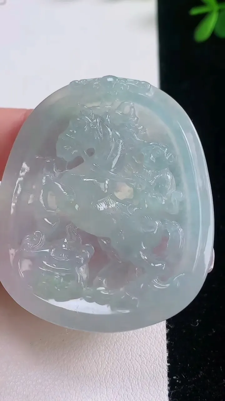 天然A货翡翠马上封侯吊坠，尺寸51.2-43.6-5.6，重量:25.03g
12月21日