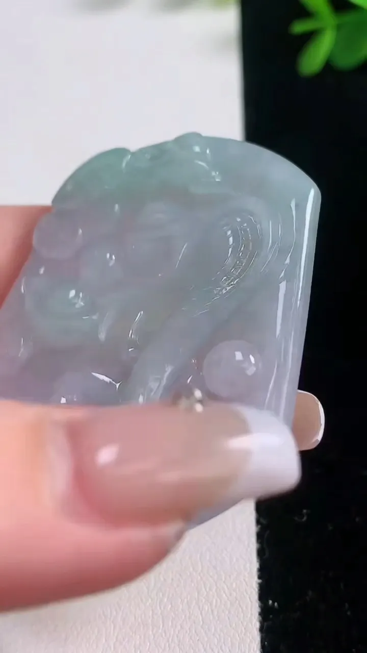 天然A货翡翠春带彩紫罗兰生肖蛇吊坠，尺寸54-46-4.8，重量:27.31g
12月21日