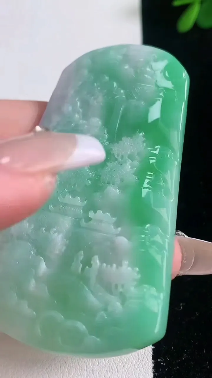 天然A货翡翠山水牌吊坠，尺寸67.8-38.5-5，重量:33.57g
12月21日