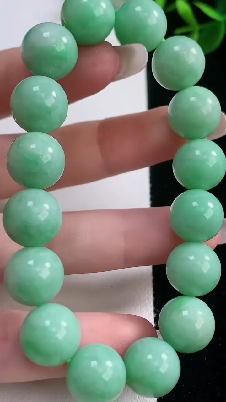 天然A货翡翠圆珠手串，尺寸12-16颗，重量:47.26g12月21日
工厂直销收藏佳品,种好水足，色泽均匀，有种有色，上手高大气！