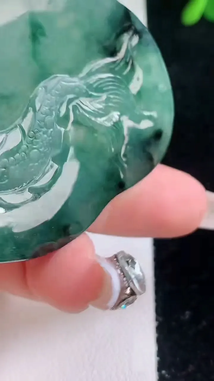 天然A货翡翠飘花龙牌吊坠，尺寸50.8-41.3-10.7，重量:37.05g
12月21日