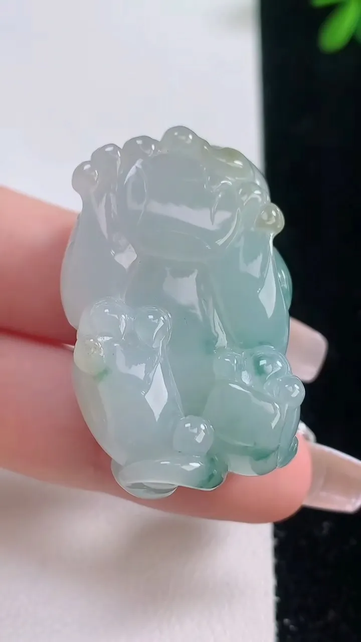 天然A货翡翠冰种飘花貔貅吊坠，尺寸36.2-22.7-19.4，重量:37.74g
12月21日