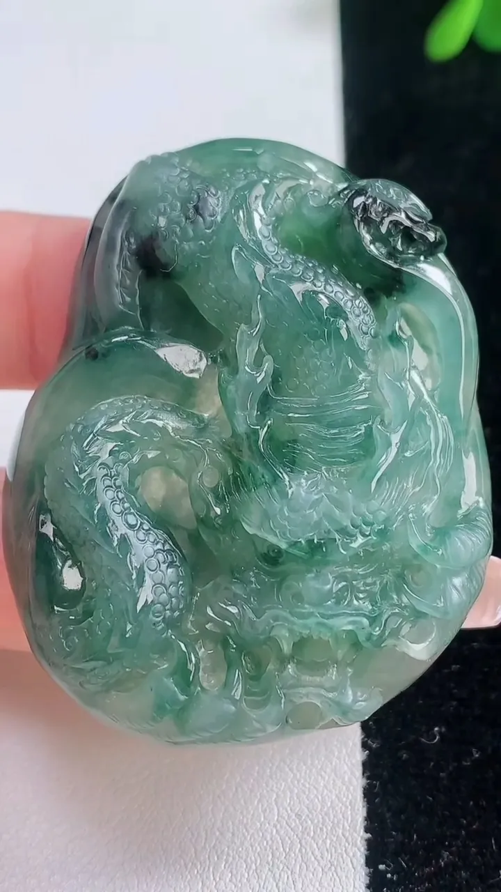 天然A货翡翠飘花龙牌吊坠，尺寸50.8-41.3-10.7，重量:37.05g
12月21日