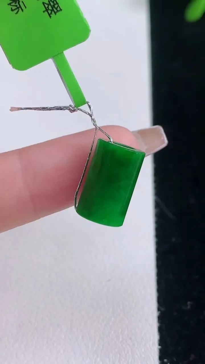 天然A货翡翠路路通吊坠，尺寸13.2-8.3，重量:2.27g
12月21日