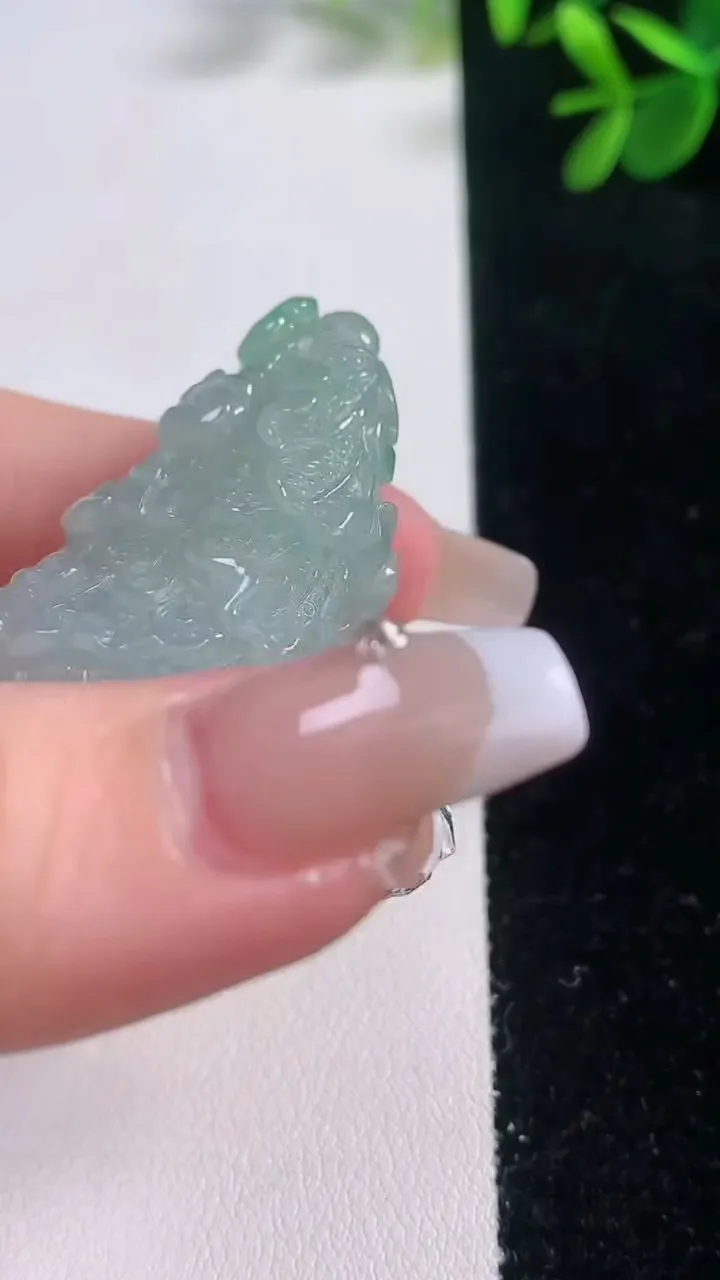 天然A货翡翠白菜吊坠，尺寸42-28-16.7，重量:28.80g
12月21日