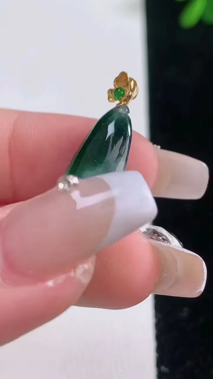 天然A货翡翠18K金飘花福瓜吊坠，尺寸29.2-11-5.8，重量:3.58g
12月21日