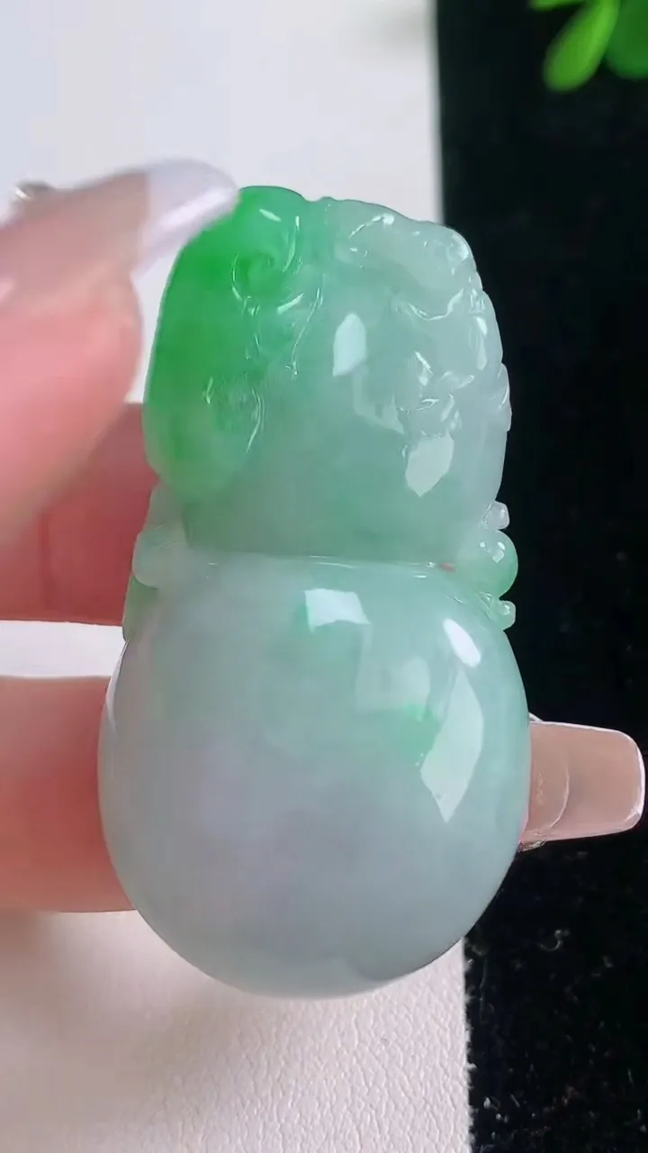 天然A货翡翠葫芦吊坠，尺寸49.6-26.3-11，重量:30.00g
12月21日