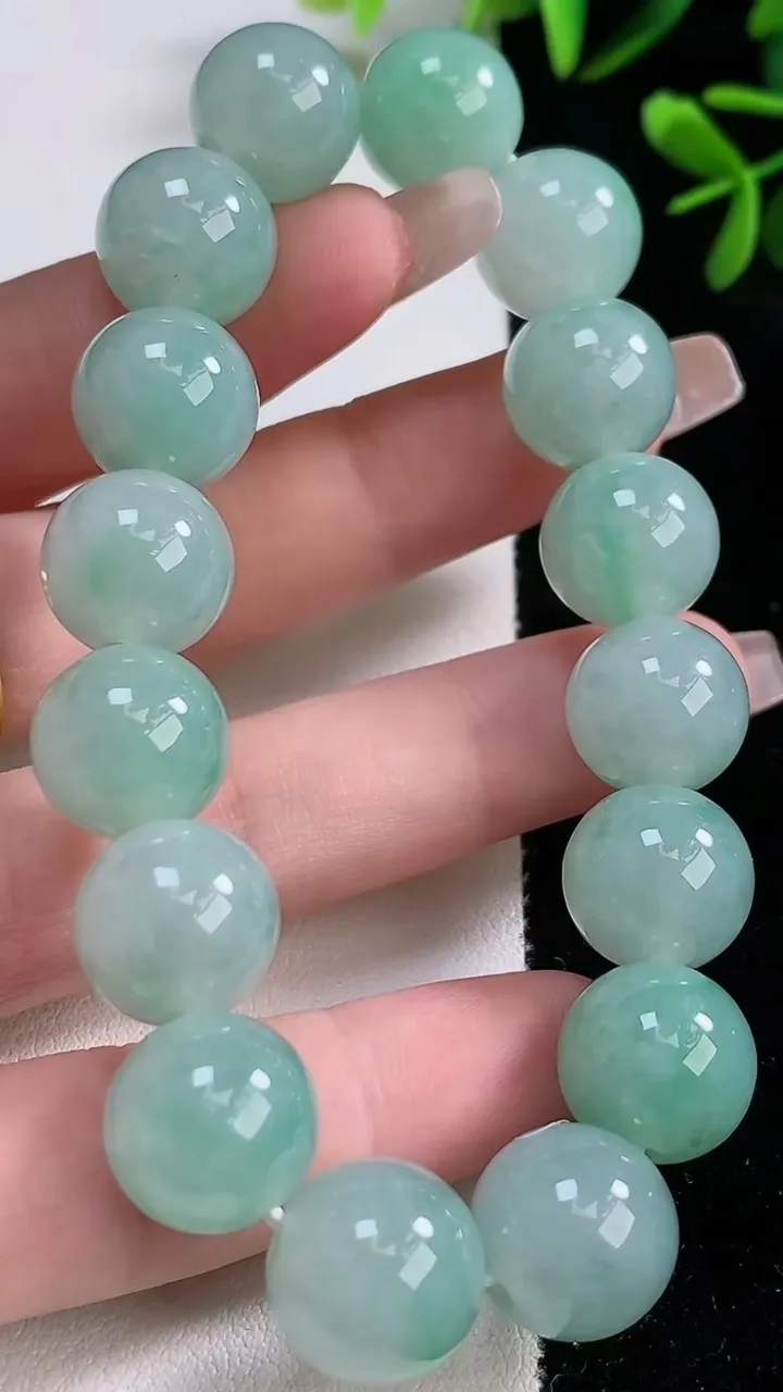 天然A货翡翠圆珠手串，尺寸12.6-16颗，重:56.07g12月21日
工厂直销收藏佳品,种好水足，色泽均匀，有种有色，上手高大气！