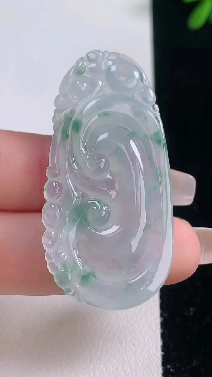 天然A货翡翠冰种飘花如意吊坠，尺寸47.4-23.2-5.4，重量:9.94g
12月21日