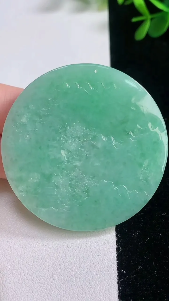 天然A货翡翠山水牌吊坠，尺寸53.8-5.3，重量:34.22g
12月21日