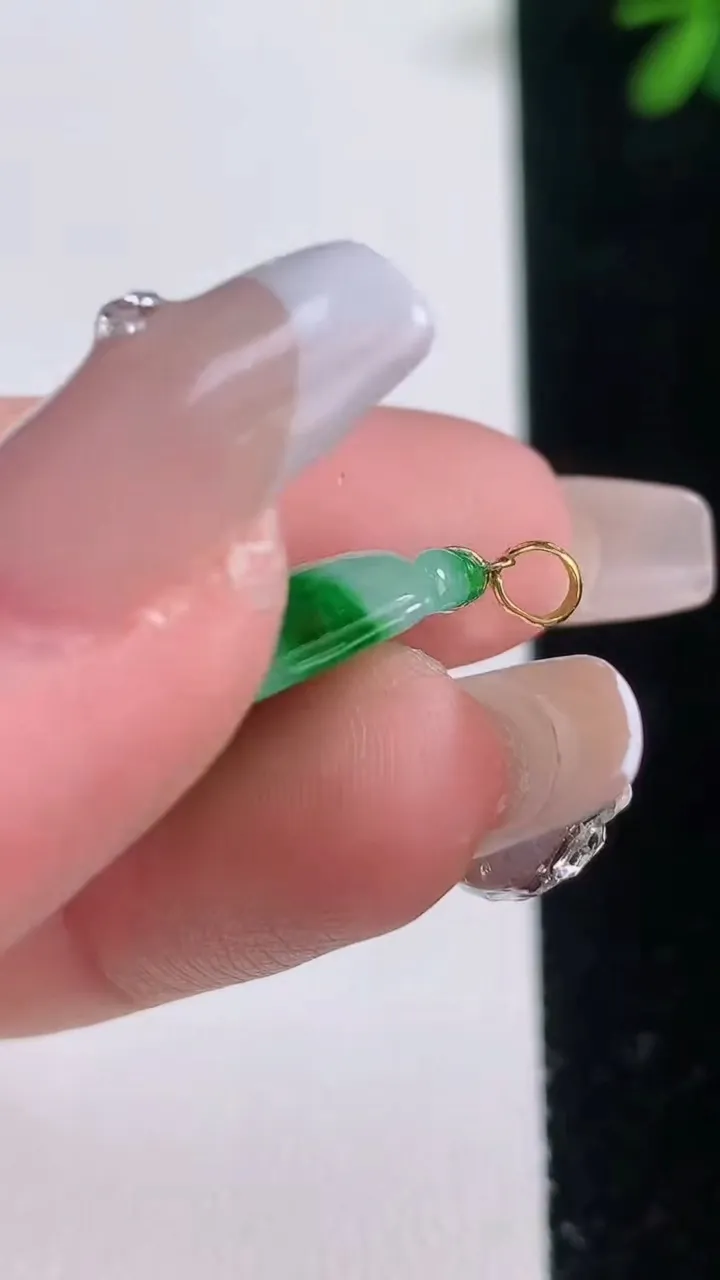 天然A货翡翠如意吊坠，尺寸19.4-14.4-4.5，重量:2.27g
12月21日