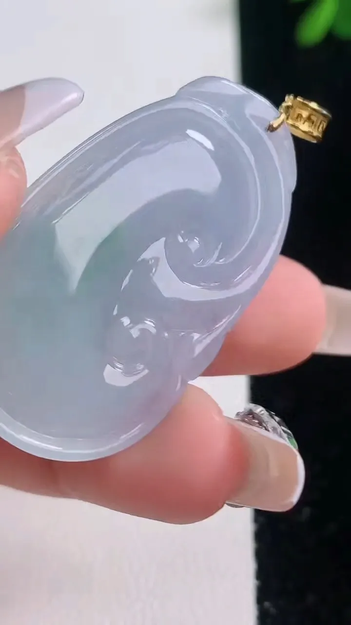 天然A货翡翠18K金紫罗兰飘花如意吊坠，尺寸40.6-24.2-5，重量:10.33g
12月21日