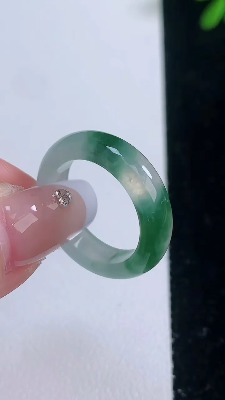 天然A货翡翠冰种飘花指环戒指，尺寸17.3-5.3-3.2，重量:3.91g2025年12月21日
工厂直销收藏佳品,种好水足，色泽均匀，有种有色，上手高大气！