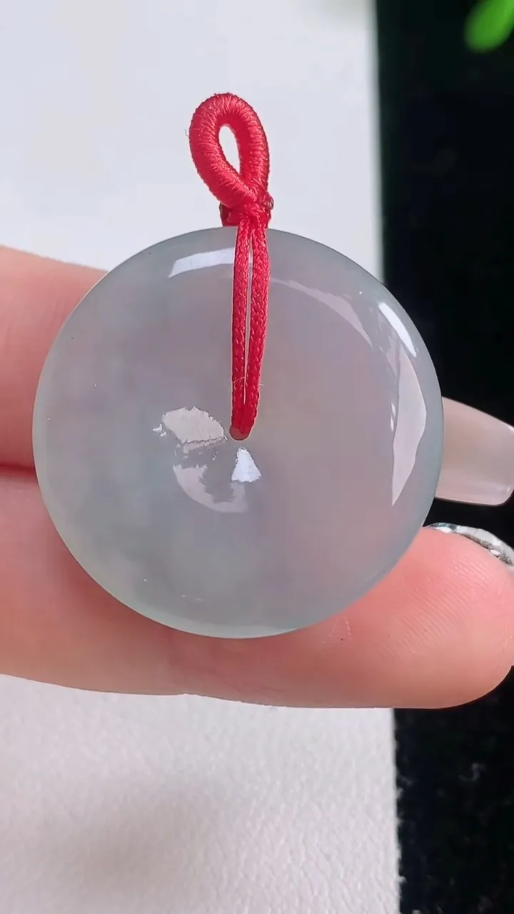 天然A货翡翠平安扣吊坠，尺寸27.8-5.8，重量:9.73g
12月21日