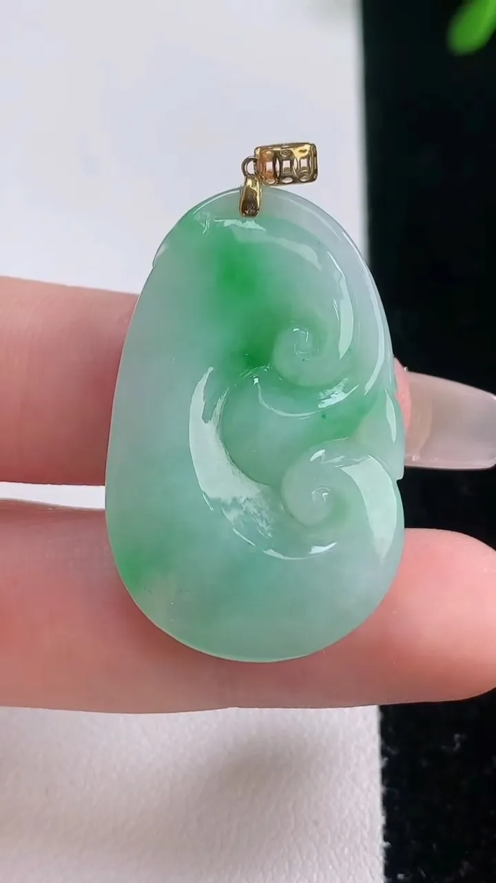 天然A货翡翠如意吊坠，尺寸34.4-21.4-6.5，重量:8.60g
12月21日