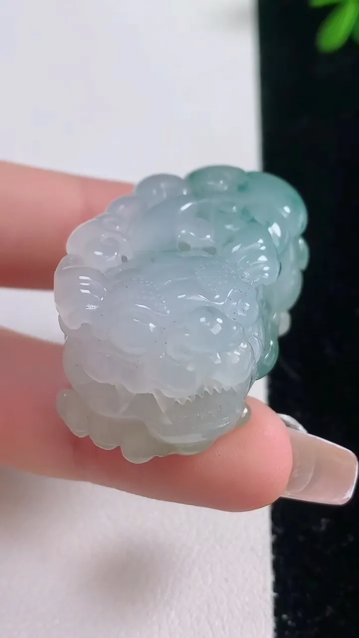 天然A货翡翠冰种飘花貔貅吊坠，尺寸36.2-22.7-19.4，重量:37.74g
12月21日