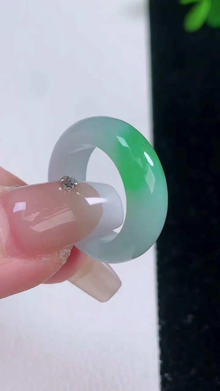 天然A货翡翠指环戒指，尺寸15.2-6-3.3，重量:4.34g2025年12月21日
工厂直销收藏佳品,种好水足，色泽均匀，有种有色，上手高大气！
