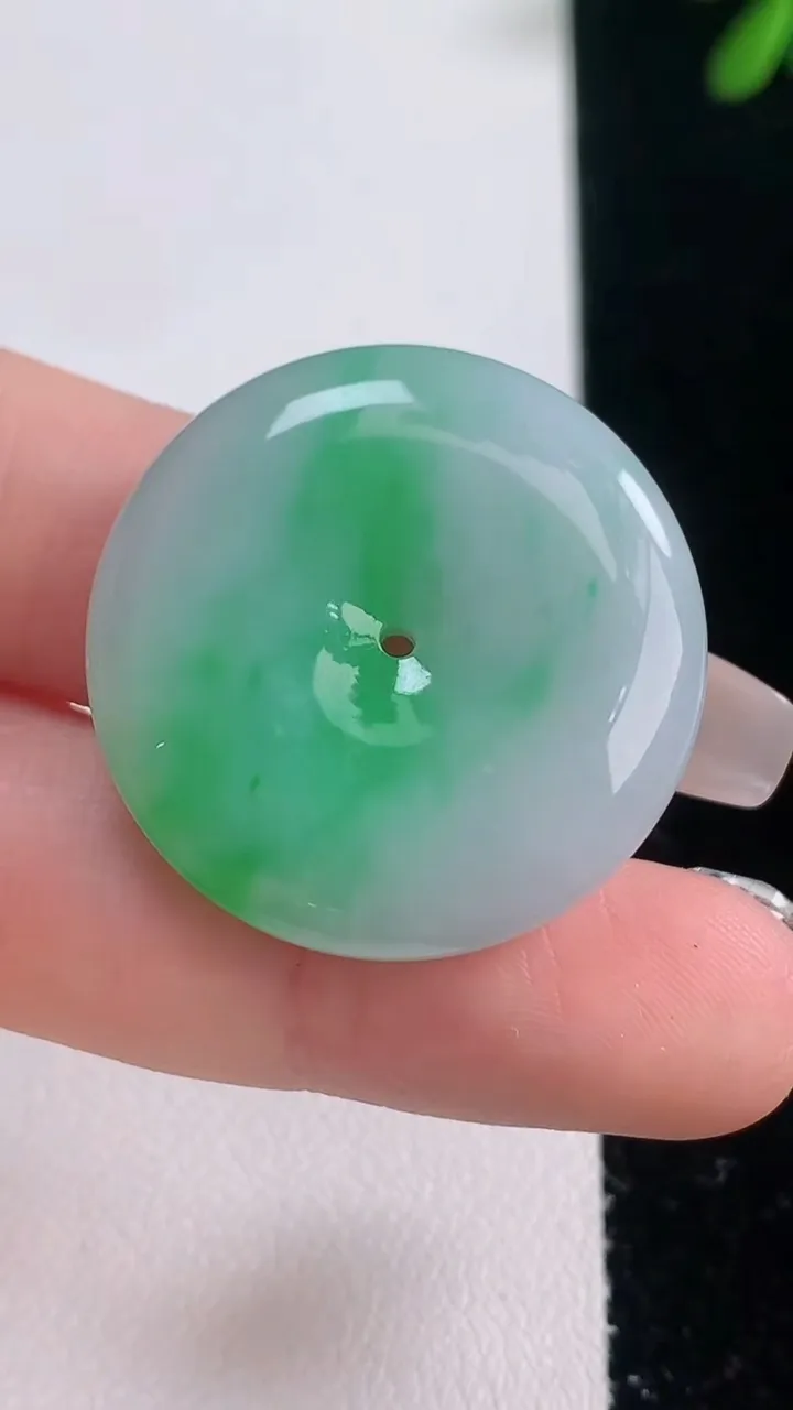 天然A货翡翠平安扣吊坠，尺寸29-6，重量:11.34g
12月21日