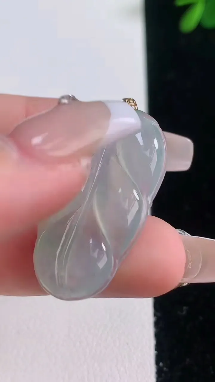 天然A货翡翠金枝玉叶 叶子吊坠，尺寸33.2-19.8-4，重量:5.12g
12月21日