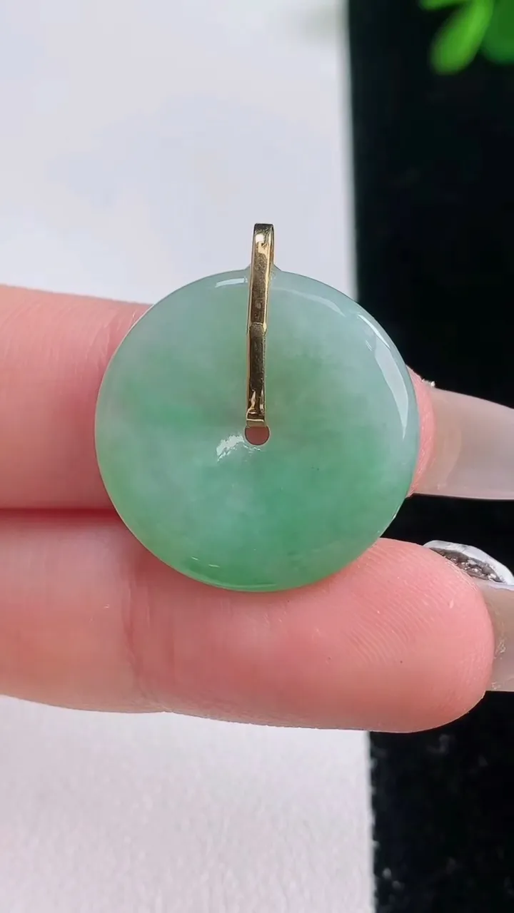 天然A货翡翠平安扣吊坠，尺寸21.5-3.5，重量:3.95g
12月21日
