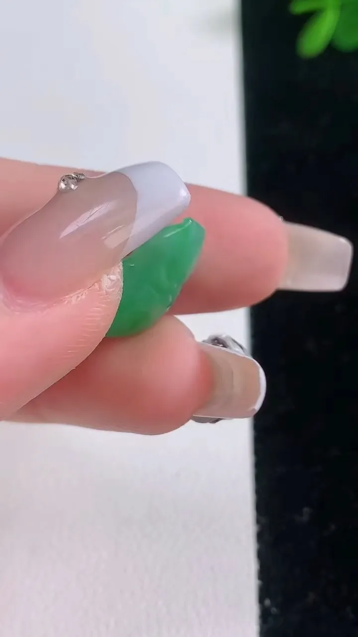 天然A货翡翠葫芦镶嵌件，尺寸15.8-11.7-4.7，重量:1.42g
12月21日