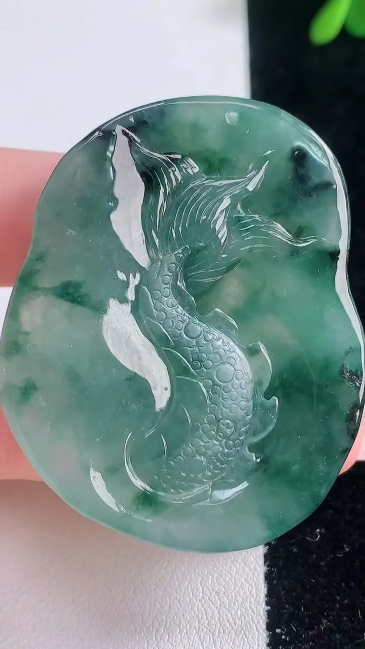 天然A货翡翠飘花龙牌吊坠，尺寸50.8-41.3-10.7，重量:37.05g
12月21日