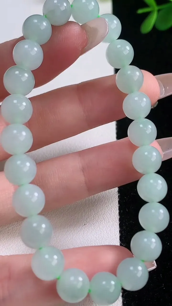 天然A货翡翠圆珠手串，尺寸8-23颗，重量:20.28g12月21日
工厂直销收藏佳品,种好水足，色泽均匀，有种有色，上手高大气！