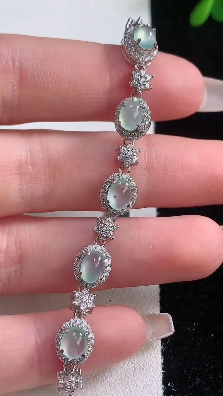 天然A货翡翠蛋面手链，尺寸5.3-4.3，重量:5.45g
12月21日