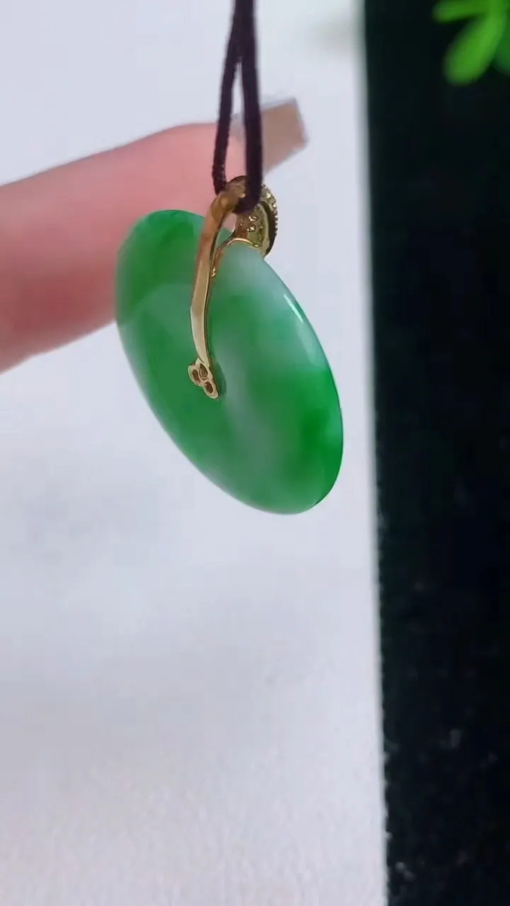 天然A货翡翠平安扣吊坠，尺寸22.6-4，重量:4.99g
12月21日