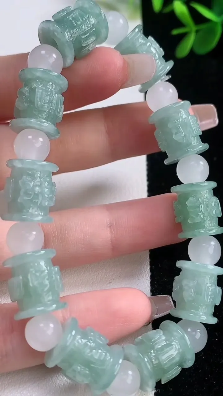 天然A货翡翠路路通手串，尺寸11-12.8-10颗，重量:36.95g12月21日
工厂直销收藏佳品,种好水足，色泽均匀，有种有色，上手高大气！