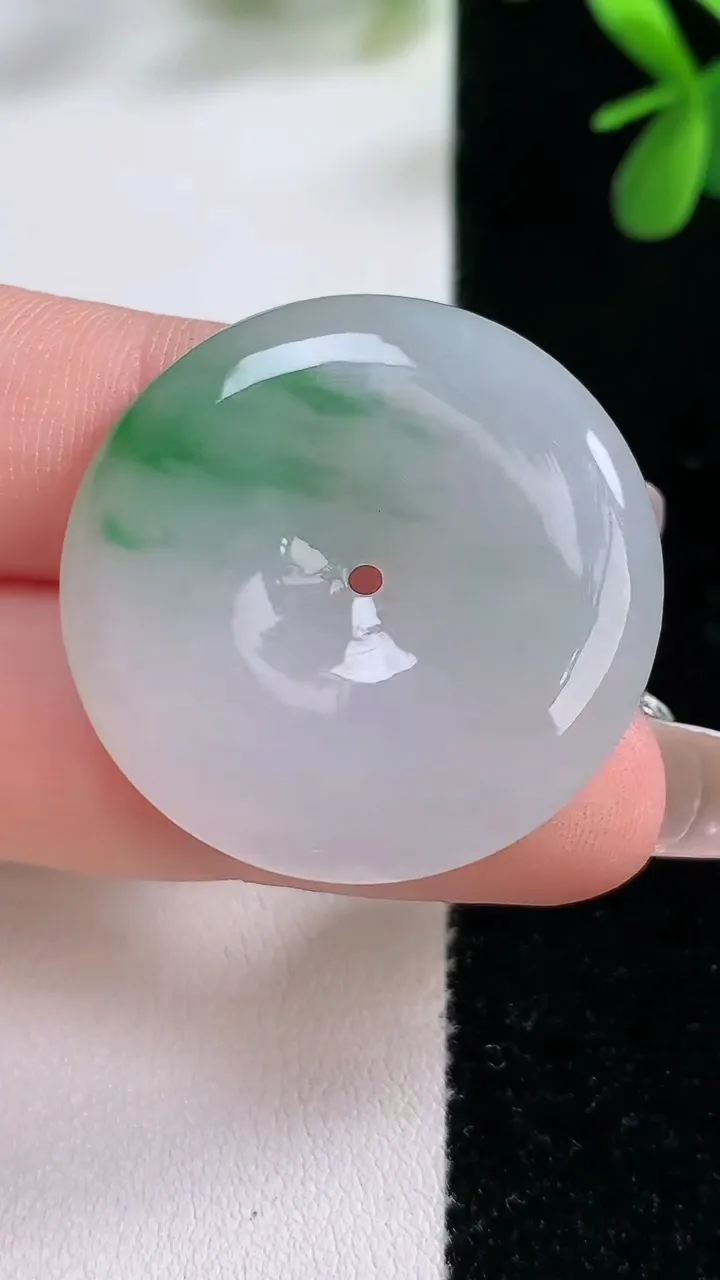 天然A货翡翠平安扣吊坠，尺寸31-5.8，重:11.49g
12月21日