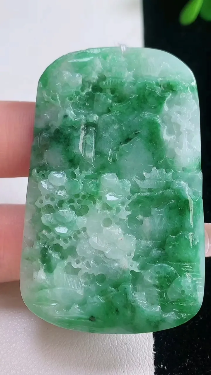 天然A货翡翠山水牌吊坠，尺寸57.2-36-6，重量:29.69g
12月21日