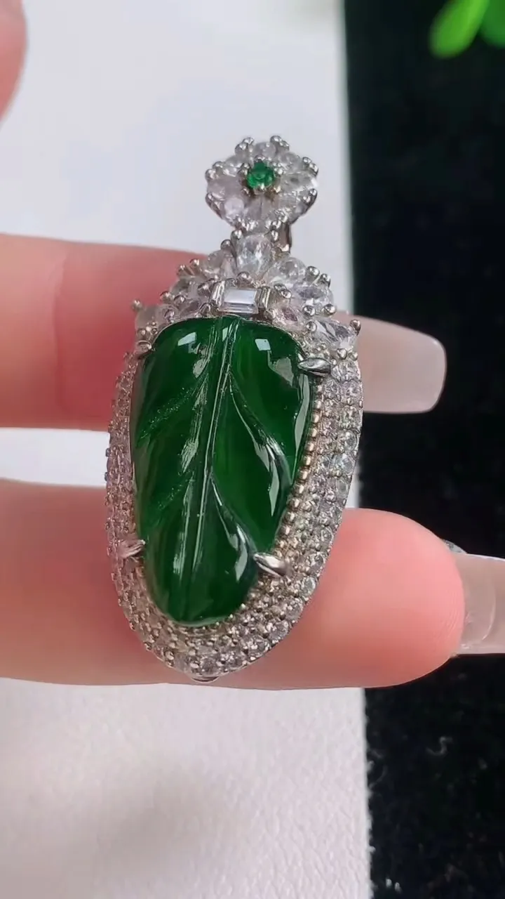 天然A货翡翠金枝玉叶 叶子吊坠，尺寸40.6-18.6-10.3，裸石20.8-14.3重量:11.