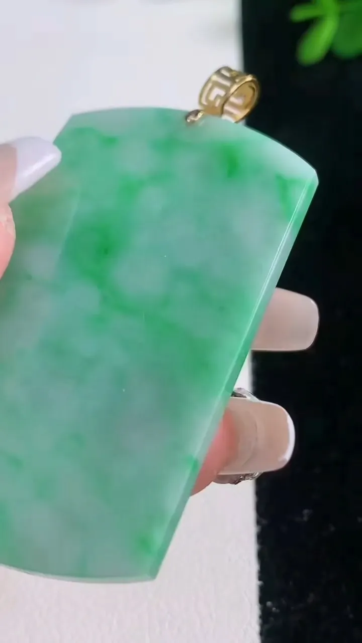 天然A货翡翠无事牌吊坠，尺寸53.5-38.8-2.6，重量:16.73g
12月21日