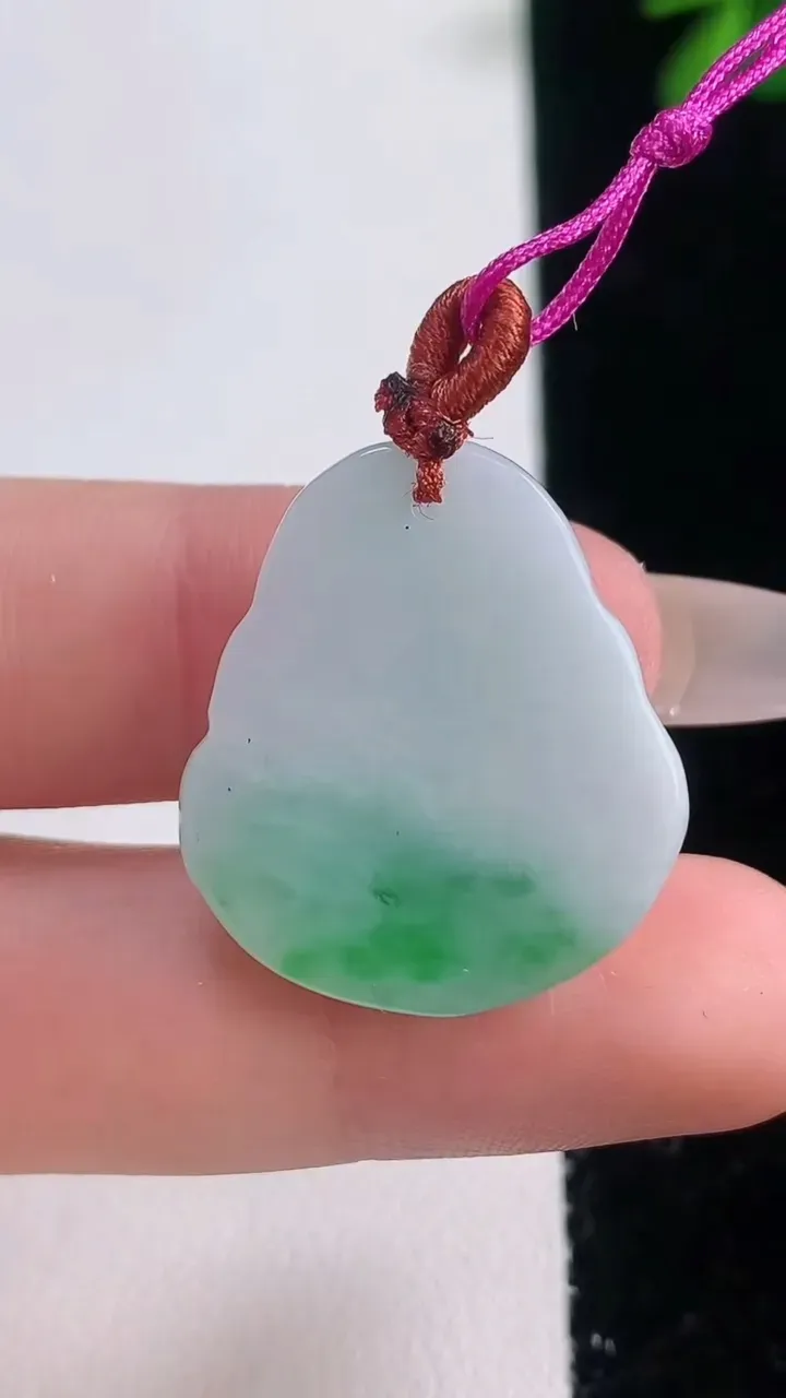 天然A货翡翠佛公吊坠，尺寸25.8-22.6-5.3，重量:5.41g
12月21日