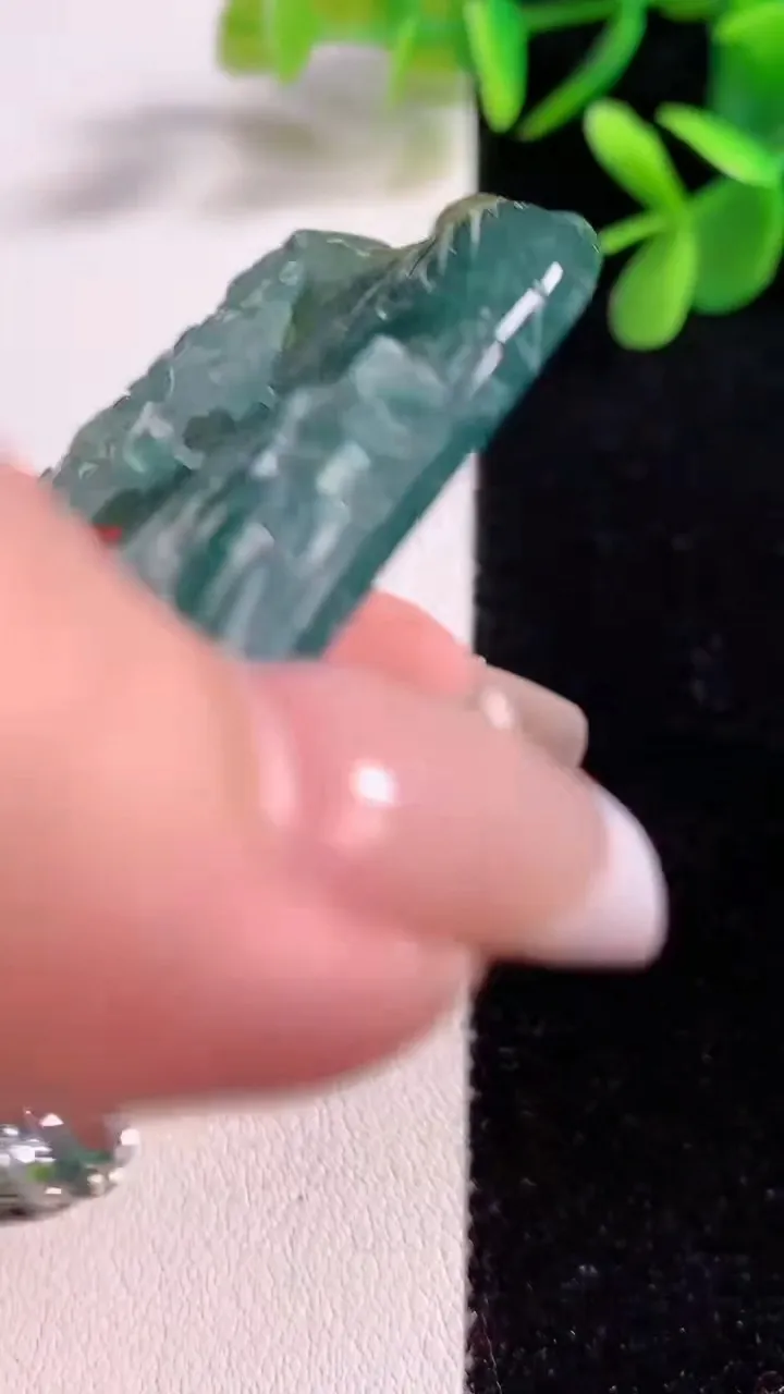 天然A货翡翠蓝水山水观音菩萨吊坠，尺寸61-50-9，重:65.09g
12月21日