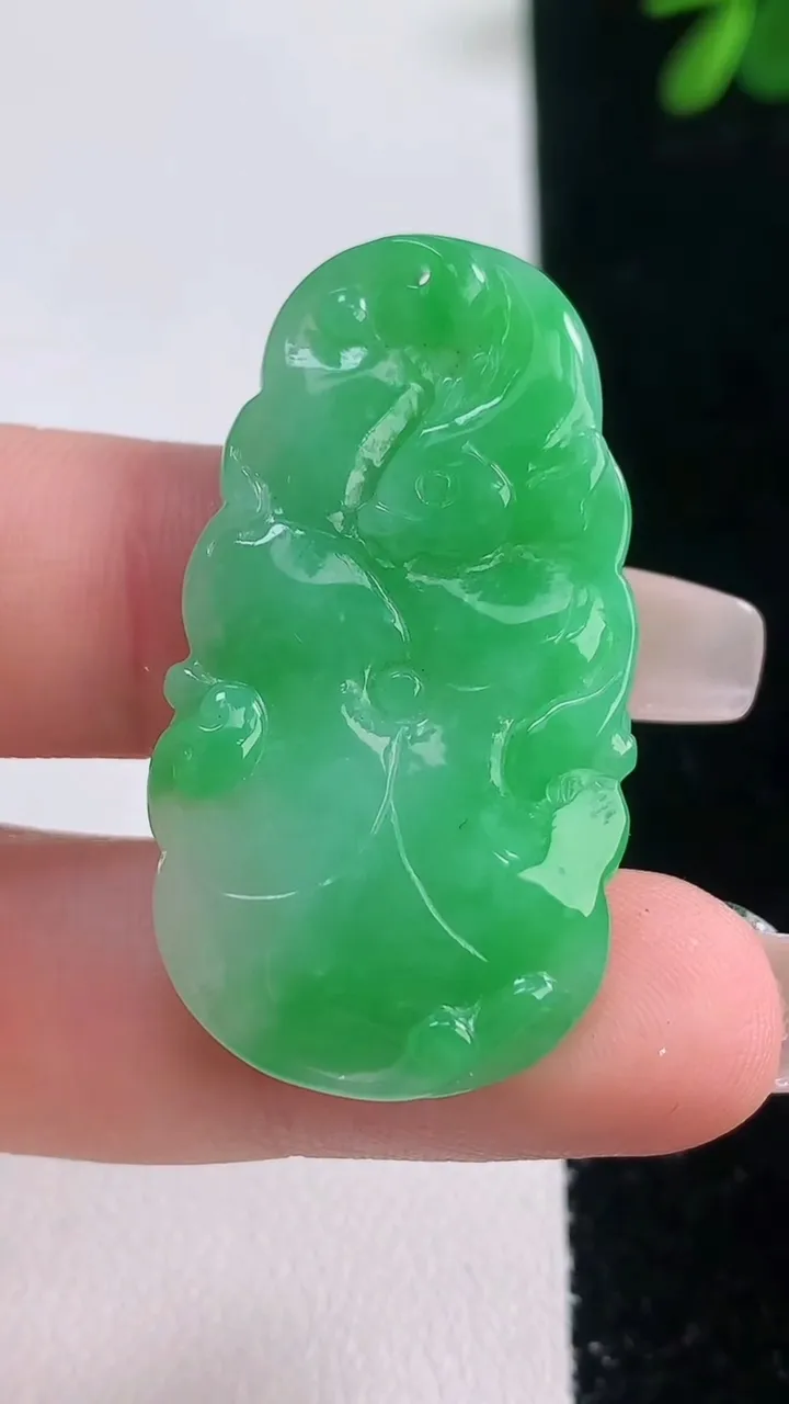 天然A货翡翠年年有余吊坠，尺寸38.5-21-4.4，重量:7.54g
12月21日