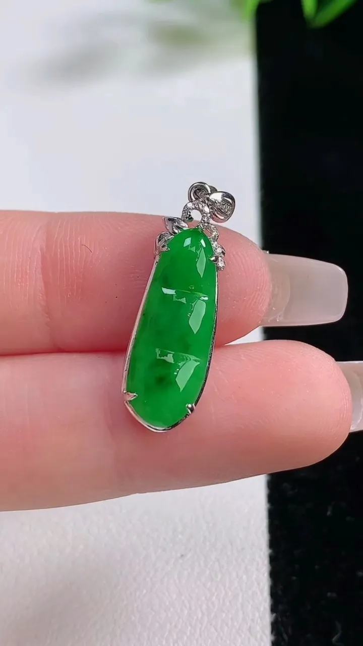 天然A货翡翠福豆吊坠，尺寸27.3-8.3-4.6，裸石20-7.3重:1.72g
12月21日