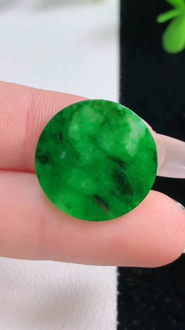 天然A货翡翠无事牌镶嵌件，尺寸25-1，重:1.04g
12月21日