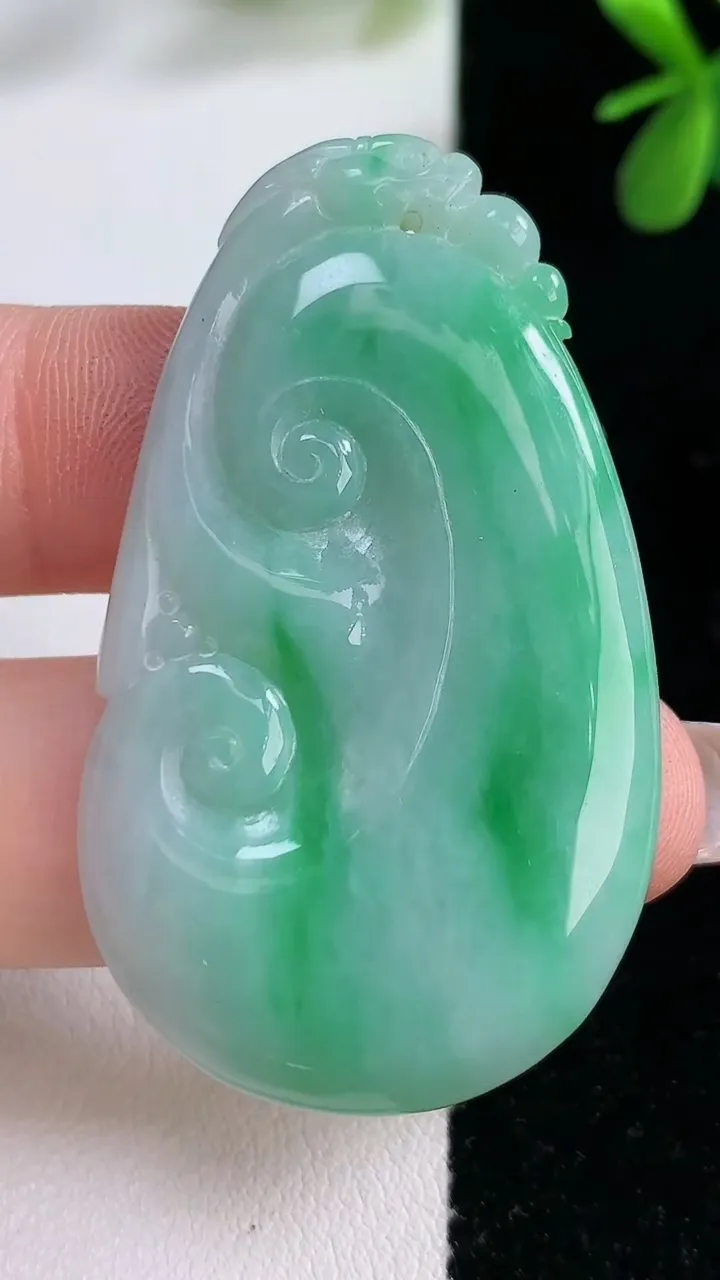 天然A货翡翠如意吊坠，尺寸48.8-28.5-4.2，重:12.42g
12月21日