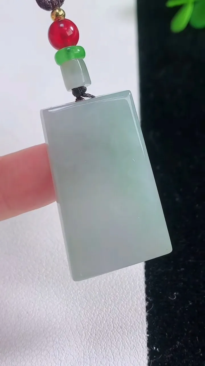 天然A货翡翠无事牌吊坠，尺寸34.8-21-5.6，重量:15.46g
12月21日