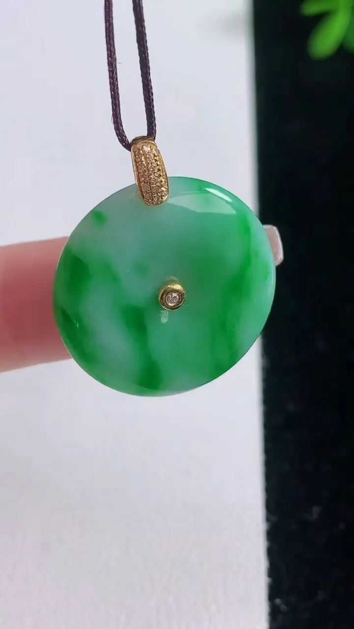 天然A货翡翠平安扣吊坠，尺寸22.6-4，重量:4.99g
12月21日