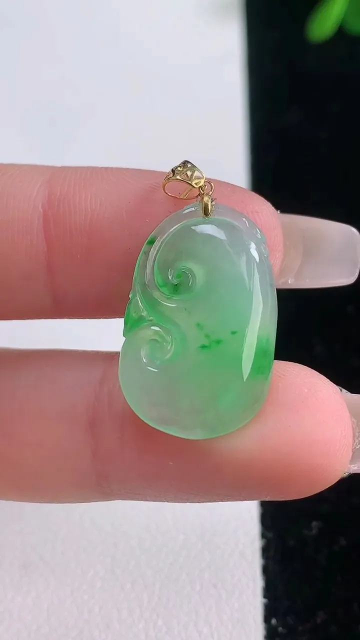 天然A货翡翠如意吊坠，尺寸22-14.3-3.2，重量:1.88g
12月21日