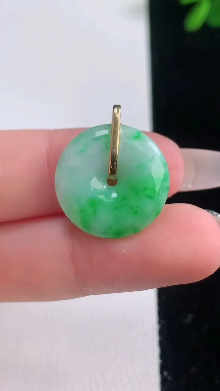 天然A货翡翠平安扣吊坠，尺寸18.5-4，重量:3.15g
12月21日